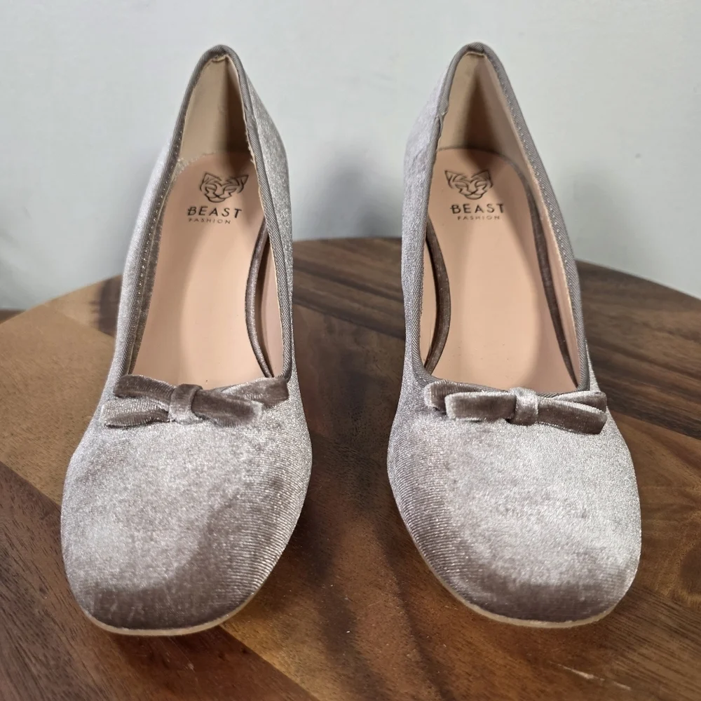 Beast Fashion Velvet Block Heel Pumps With Bow Size 8 Taupe